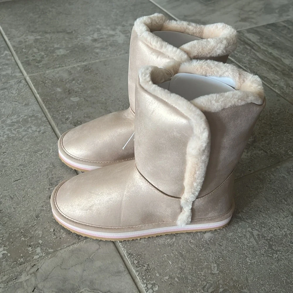 Sugar Big Girls Milhoja Sueded Faux Fur Cozy Boots, Rose Gold Size 4 New in Box